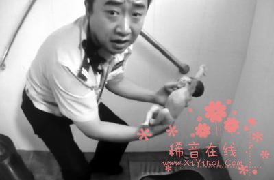 女婴被遗弃下水道民警徒手救出送医