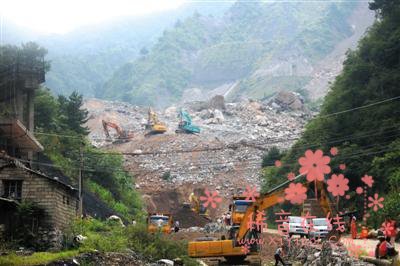 陕西山阳山体滑坡60余人失踪