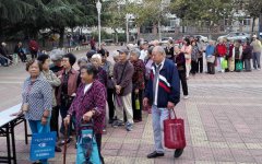 黄晓明重阳节返家乡 发放两万条黄手环