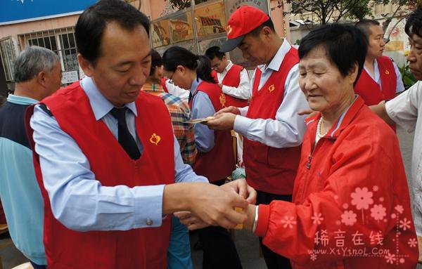 黄晓明重阳节返家乡 发放两万条黄手环