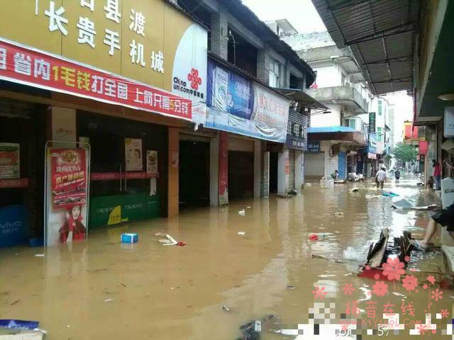 强降雨袭击南方大部 江西鄱阳河堤溃口转移1.3万人