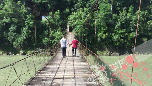 老教师扎根大山38年 为了学生“抛下”重病妻子