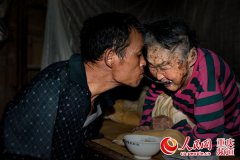 重庆男子失去双臂 含勺给老母喂饭感动无数人