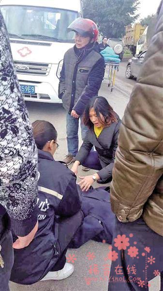 老人倒地昏迷无人敢扶起 怀孕女医生跪地抢救