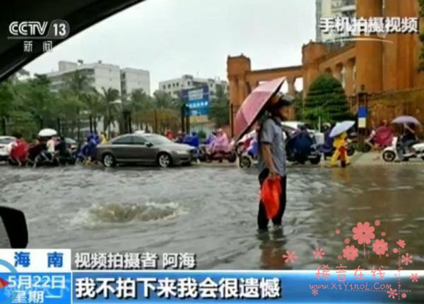 暴雨突袭井盖被冲走 老人雨中坚守一小时引导路人