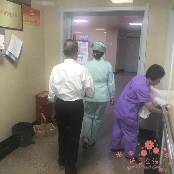 八旬失忆老人去医院寻亡妻 护士不忍戳穿每天陪找